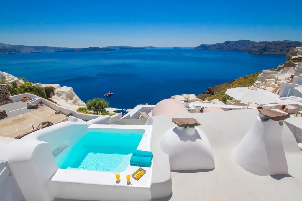 Jasmin - Superior Cave Suite with Hot Tub and Caldera View