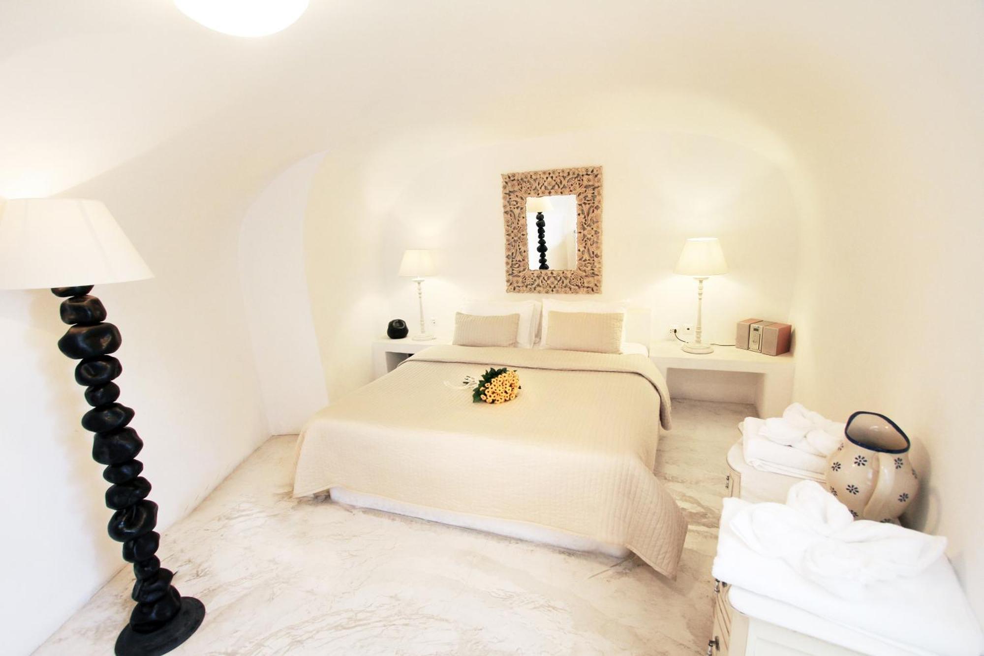 Olive - Superior Cave Suite with Hot Tub and Caldera View