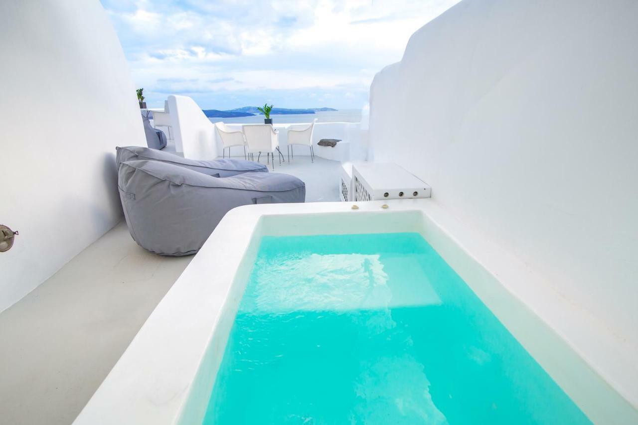 Dafne - Signature Cave Suite with Hot Tub and Caldera View